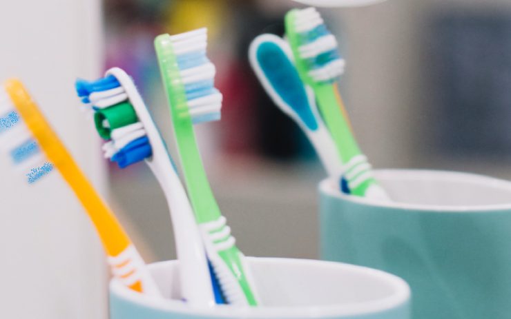 brosse a dents poils differenetes couleurs Pourquoi les brosses à dents ont-elles des poils de couleurs différentes ? Un secret révélé