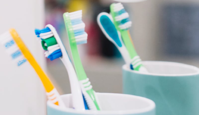 Pourquoi les brosses à dents ont-elles des poils de couleurs différentes ? Un secret révélé 1 Pourquoi les brosses à dents ont-elles des poils de couleurs différentes ? Un secret révélé brosse a dents poils differenetes couleurs Pourquoi les brosses à dents ont-elles des poils de couleurs différentes ? Un secret révélé