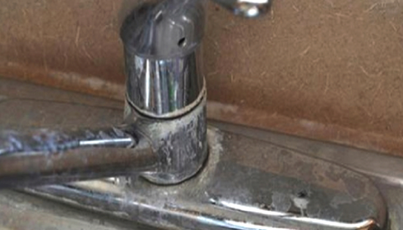 Comment enlever le calcaire sur un robinet ? 1 Comment enlever le calcaire sur un robinet ? calcaire robinet astuce vinaigre Comment enlever le calcaire sur un robinet ?