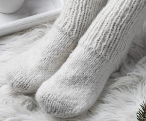 Pourquoi mettre ses pieds dans du papier alu en hiver ? 3 Pourquoi mettre ses pieds dans du papier alu en hiver ? chaussette laine Pourquoi mettre ses pieds dans du papier alu en hiver ?