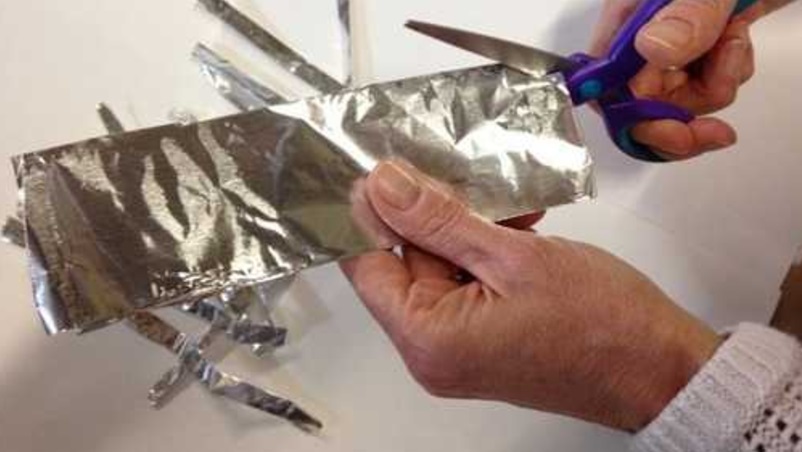 ciseaux alu Pourquoi envelopper les poignées de porte avec du papier aluminium ?