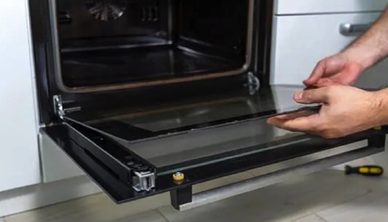 enlever la porte four pour la nettoyer À quoi sert ce bouton secret sur la porte du four ?