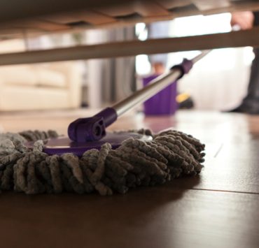 enlever poussiere sous meuble Comment enlever la poussière sous les meubles ?