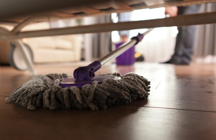 enlever poussiere sous meuble Comment enlever la poussière sous les meubles ?