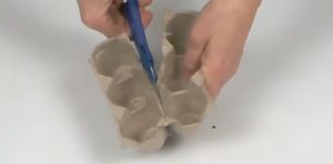 Voici comment fabriquer un lutin de Noël avec des cartons d'oeufs 2 Voici comment fabriquer un lutin de Noël avec des cartons d'oeufs etape 1 Voici comment fabriquer un lutin de Noël avec des cartons d'oeufs