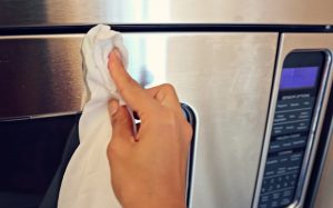 inox micro ondes Quel est le meilleur produit pour nettoyer l'inox ?