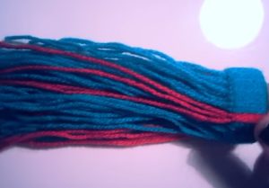 k Comment faire des mini bonnets de Noël avec de la laine et un rouleau de papier toilette ? Un bricolage facile !