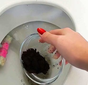 mettre mac cafe toilette astuce nettoyer Pourquoi mettre du marc de café dans les toilettes ?