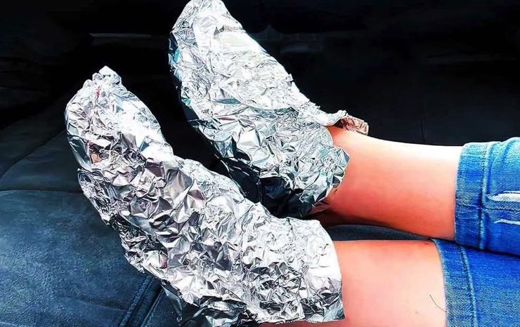 mettre pap alu pied Pourquoi mettre ses pieds dans du papier alu en hiver ?