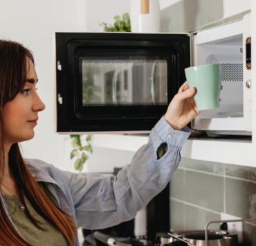 Pourquoi mettre un verre d'eau dans le Micro-onde ? 2 Pourquoi mettre un verre d'eau dans le Micro-onde ? mettre verre eau dans micro onde Pourquoi mettre un verre d'eau dans le Micro-onde ?