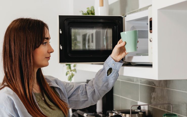 mettre verre eau dans micro onde Pourquoi mettre un verre d'eau dans le Micro-onde ?