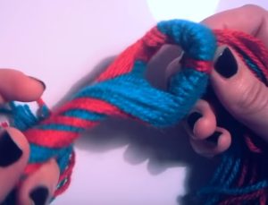 o Comment faire des mini bonnets de Noël avec de la laine et un rouleau de papier toilette ? Un bricolage facile !