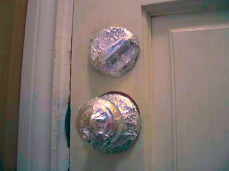 poignees de porte Pourquoi envelopper les poignées de porte avec du papier aluminium ?