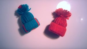 u Comment faire des mini bonnets de Noël avec de la laine et un rouleau de papier toilette ? Un bricolage facile !