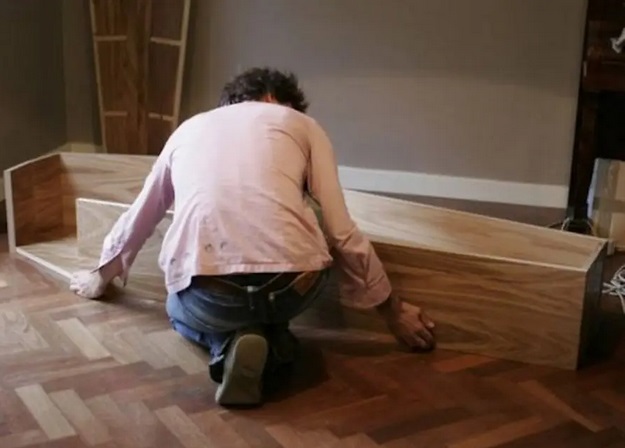 2a Cercueil écolo : cette bibliothèque peut être assemblée en cercueil après la mort