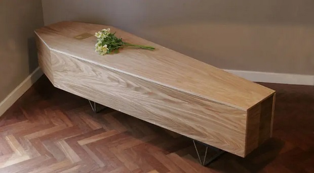 7a Cercueil écolo : cette bibliothèque peut être assemblée en cercueil après la mort