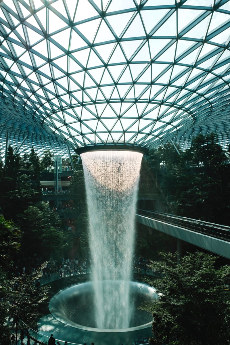 aeroport singapour fontaine Quel est l'aéroport le plus moderne au monde ?