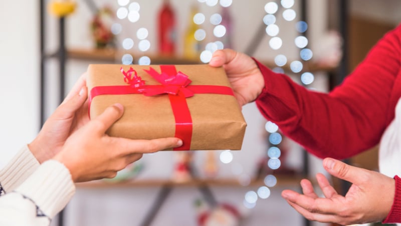 Pourquoi il faut toujours faire un cadeau à Noël ? 1 Pourquoi il faut toujours faire un cadeau à Noël ? donner cadeau de Noel Pourquoi il faut toujours faire un cadeau à Noël ?