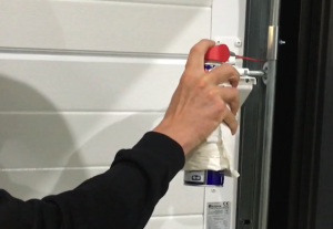 Pourquoi ma porte de garage fait du bruit ? 3 Pourquoi ma porte de garage fait du bruit ? lubrifier roulette porte de garage Pourquoi ma porte de garage fait du bruit ?