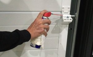 Pourquoi ma porte de garage fait du bruit ? 2 Pourquoi ma porte de garage fait du bruit ? lubrifier tige roulette porte de garage Pourquoi ma porte de garage fait du bruit ?