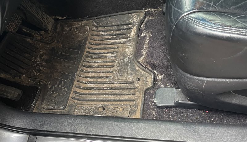 Comment laver un tapis en caoutchouc ? 2 Comment laver un tapis en caoutchouc ? nettoyer tapis de caoutchouc voiture tribune tendance Comment laver un tapis en caoutchouc ?