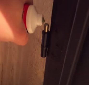 porte grince astuce graisse wd 40 Comment faire pour que la porte ne grince plus ?