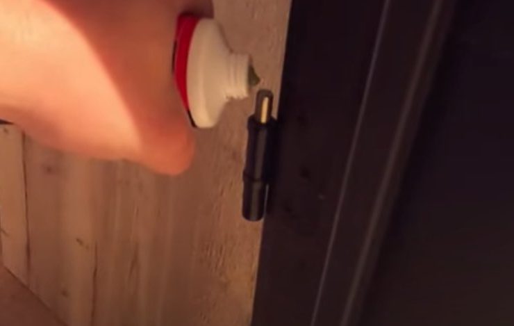 porte grince astuce graisse wd 40 Comment faire pour que la porte ne grince plus ?