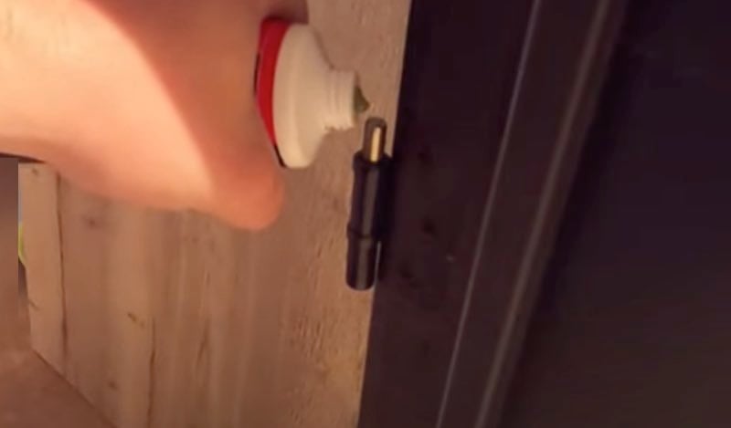 Comment faire pour que la porte ne grince plus ? 1 Comment faire pour que la porte ne grince plus ? porte grince astuce graisse wd 40 Comment faire pour que la porte ne grince plus ?