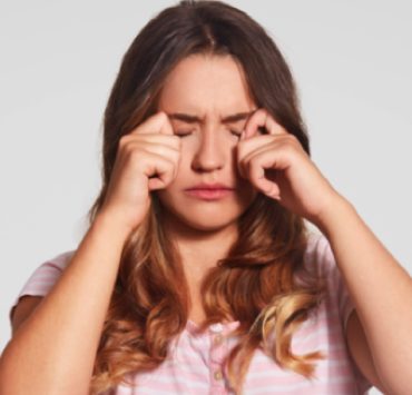 Quels sont les symptômes des yeux fatigués ? 3 Quels sont les symptômes des yeux fatigués ? yeux fatigues Quels sont les symptômes des yeux fatigués ?