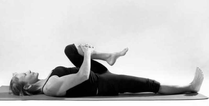2 9 postures faciles de Yoga pour soulager les douleurs reliées à la sciatique en 15 minutes ou moins