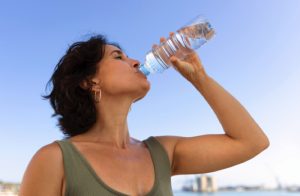 Comment perdre du double menton très rapidement ? 9 astuces à connaître 3 Comment perdre du double menton très rapidement ? 9 astuces à connaître boire eau Comment perdre du double menton très rapidement ? 9 astuces à connaître