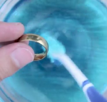 Comment nettoyer et faire briller les bijoux en or ? Astuces et conseils 15 Comment nettoyer et faire briller les bijoux en or ? Astuces et conseils faire briller bijou Comment nettoyer et faire briller les bijoux en or ? Astuces et conseils