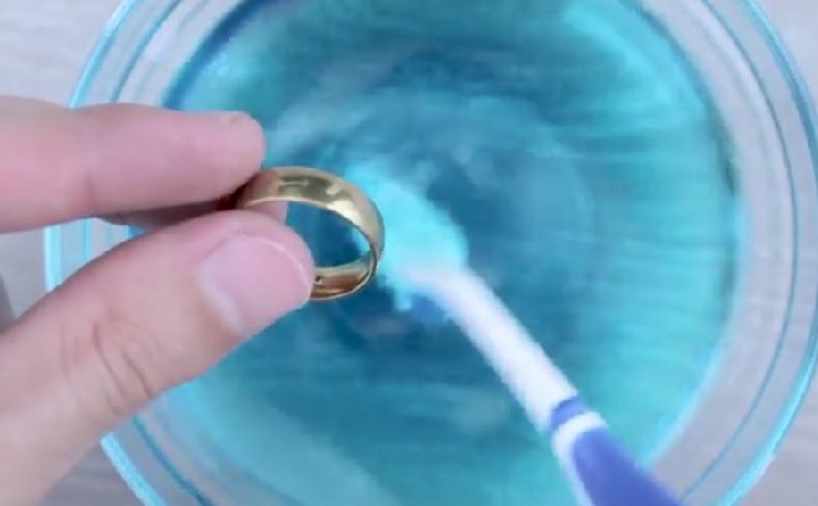 faire briller bijou Comment nettoyer et faire briller les bijoux en or ? Astuces et conseils