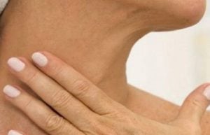 Comment perdre du double menton très rapidement ? 9 astuces à connaître 5 Comment perdre du double menton très rapidement ? 9 astuces à connaître masser cou Comment perdre du double menton très rapidement ? 9 astuces à connaître