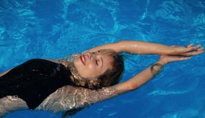 nager se baigner piscine Comment soulager les douleurs au genou avec des remèdes naturels ?