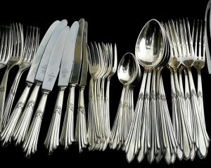 Qu'est-ce qu'on peut faire avec de la peau de banane ? Découvrez 13 Astuces Ingénieuses ! 12 Qu'est-ce qu'on peut faire avec de la peau de banane ? Découvrez 13 Astuces Ingénieuses ! polissage argenterie Qu'est-ce qu'on peut faire avec de la peau de banane ? Découvrez 13 Astuces Ingénieuses !