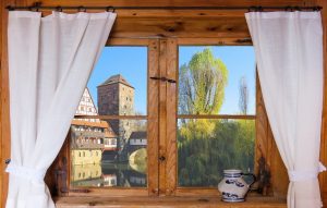 rideau ouvert Comment réchauffer une maison sans augmenter la facture de chauffage ?