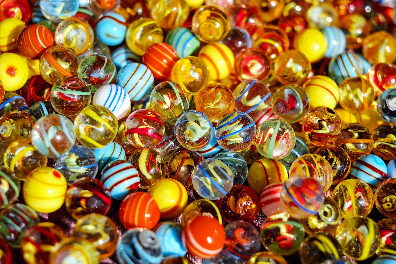 marbles 1659398 1280 Les Jouets d'Antan Que les Enfants d'Aujourd'hui Ne Connaissent Pas