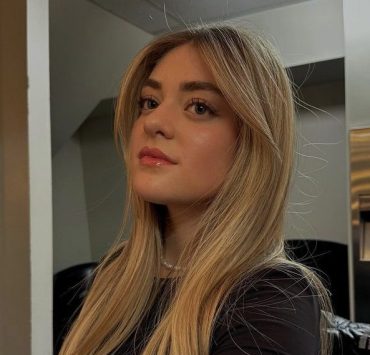 thumbnail IMG 6641 e1711540982474 Stella, la fille de Marc Dupré, expose une photo inédite avec sa maman Anne-Marie Angélil, en voyage.