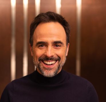 278004906 532846248201985 447376774173300499 n e1713973095363 Sébastien Benoît Prépare Son Entrée en Scène à "Chanteurs Masqués"