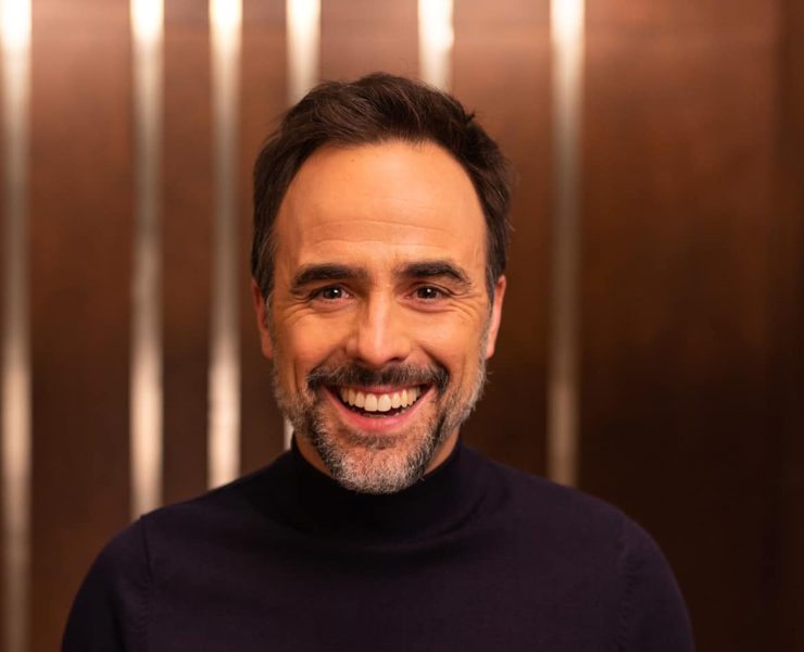 278004906 532846248201985 447376774173300499 n e1713973095363 Sébastien Benoît Prépare Son Entrée en Scène à "Chanteurs Masqués"