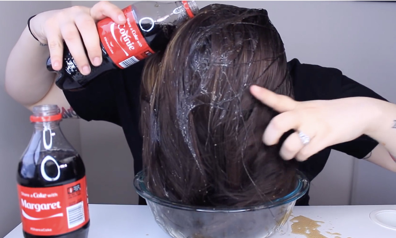 Elle Verse 2 Bouteilles De Coca-Cola Sur Ses Cheveux... Découvrez Ce Qui Arrive Ensuite! 1 Elle Verse 2 Bouteilles De Coca-Cola Sur Ses Cheveux... Découvrez Ce Qui Arrive Ensuite! Capture decran le 2024 04 07 a 17.05.40 Elle Verse 2 Bouteilles De Coca-Cola Sur Ses Cheveux... Découvrez Ce Qui Arrive Ensuite!