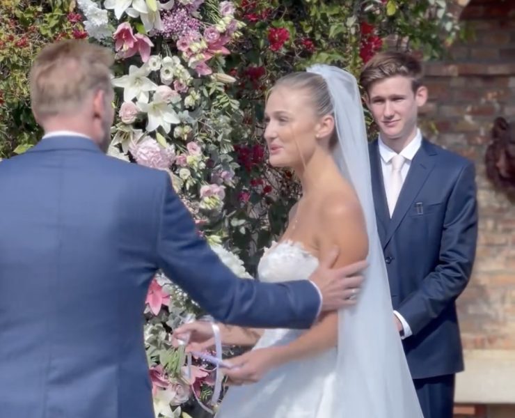 Capture decran le 2024 04 08 a 16.52.38 Corey Hart émeut le web en conduisant sa fille à l'autel : la vidéo devient virale