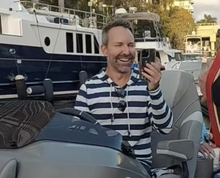 Capture decran le 2024 04 17 a 12.55.26 Une nouvelle vidéo d'Éric Salvail s'amusant en Floride circule sur les réseaux sociaux
