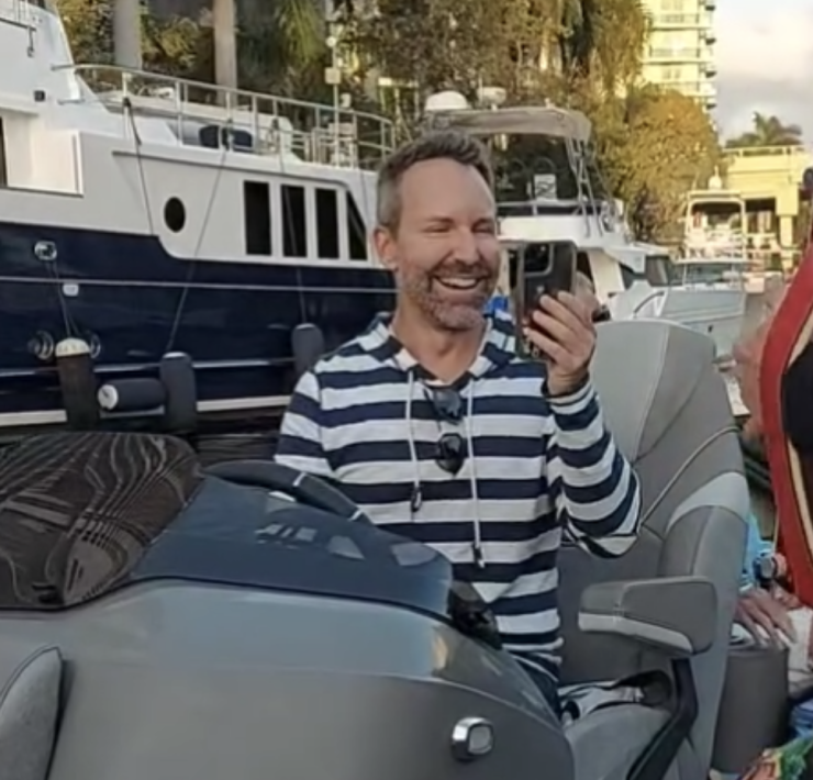 Capture decran le 2024 04 17 a 12.55.26 Une nouvelle vidéo d'Éric Salvail s'amusant en Floride circule sur les réseaux sociaux