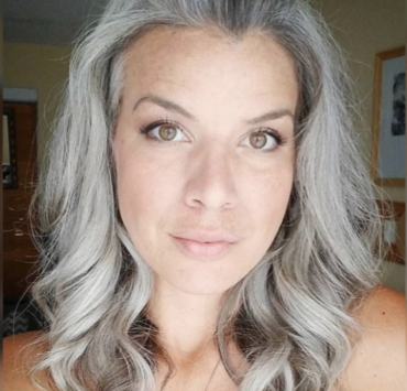 Capture decran le 2024 04 20 a 12.23.44 FreeTheSilver : Un mouvement qui inspire les femmes à célébrer leurs cheveux gris