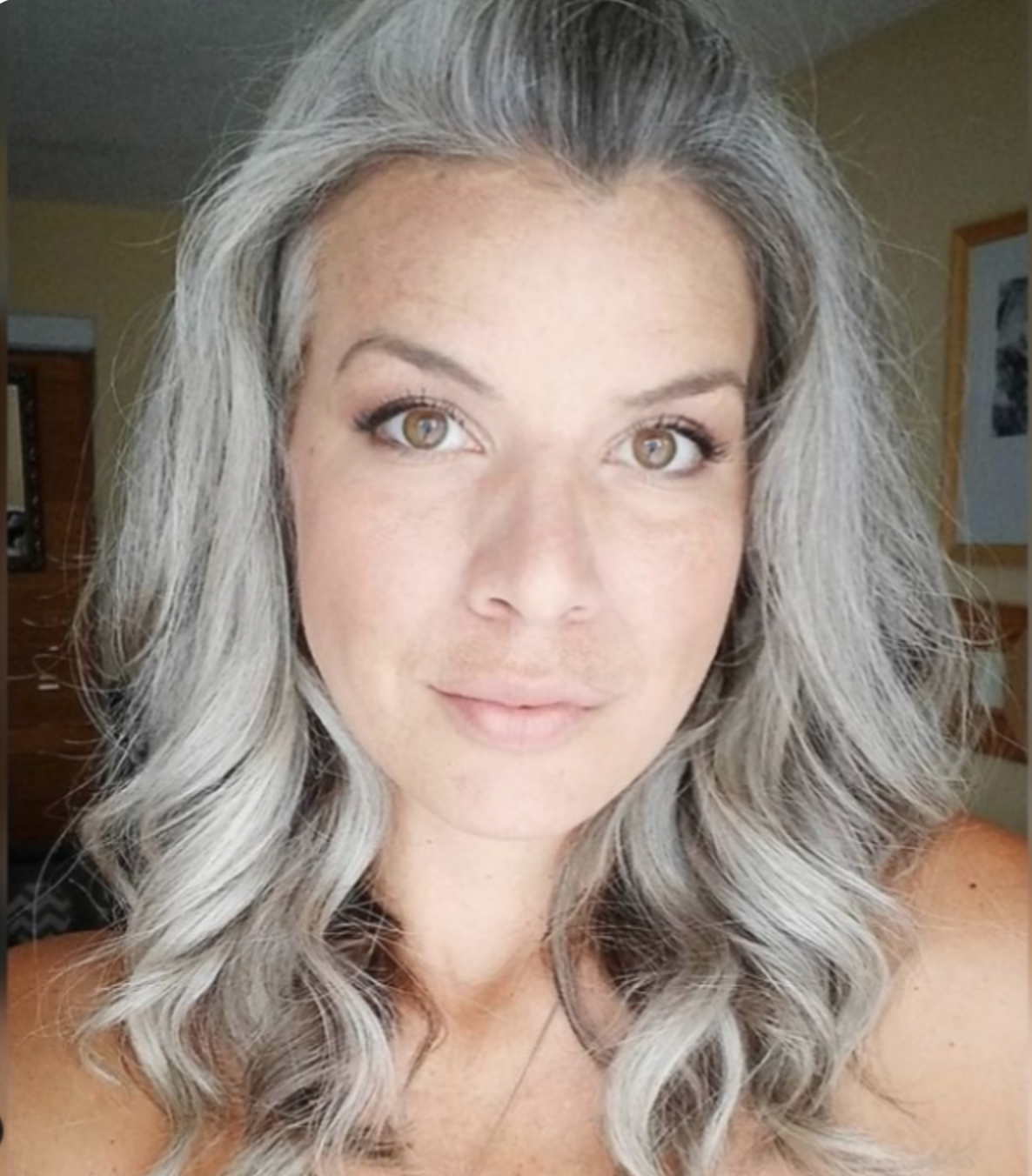 FreeTheSilver : Un mouvement qui inspire les femmes à célébrer leurs cheveux gris 1 FreeTheSilver : Un mouvement qui inspire les femmes à célébrer leurs cheveux gris Capture decran le 2024 04 20 a 12.23.44 FreeTheSilver : Un mouvement qui inspire les femmes à célébrer leurs cheveux gris