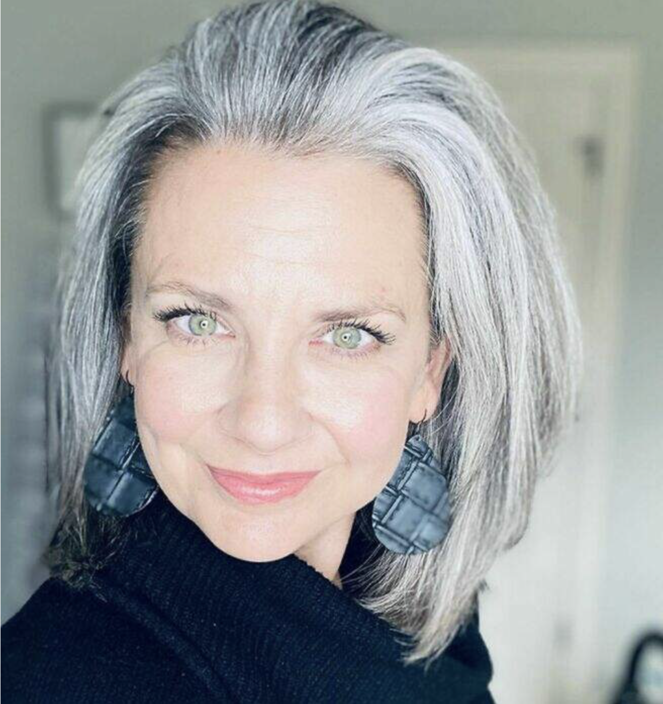 Capture decran le 2024 04 20 a 12.32.57 FreeTheSilver : Un mouvement qui inspire les femmes à célébrer leurs cheveux gris