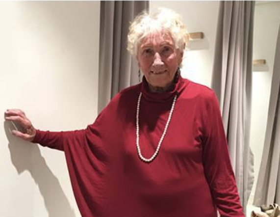 À 93 ans, elle prépare son mariage et invite les internautes à sélectionner sa robe 1 À 93 ans, elle prépare son mariage et invite les internautes à sélectionner sa robe Capture decran le 2024 04 25 a 13.45.32 e1714067233389 À 93 ans, elle prépare son mariage et invite les internautes à sélectionner sa robe