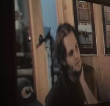 Karl Tremblay la fin du show clip e1714229385391 "La fin du show" des Cowboys Fringants : un clip émouvant qui fait pleurer le Québec